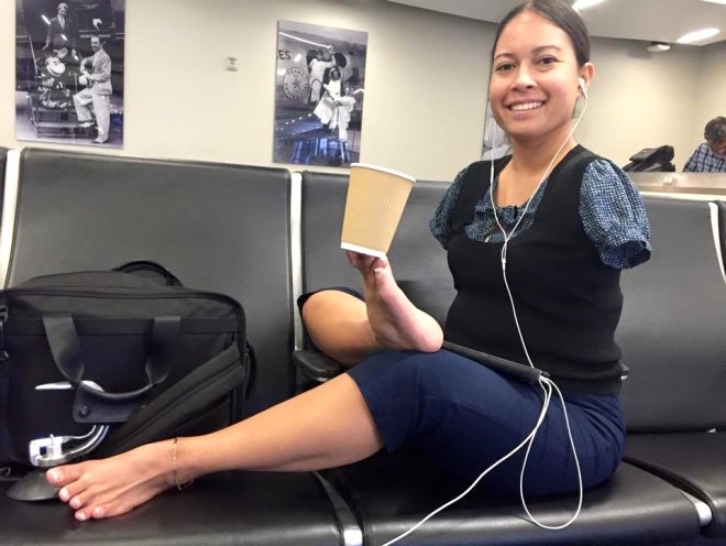 Doğuştan elleri olmayan kadın ayakları ile uçak kullanan ilk pilot oldu! galerisi resim 10