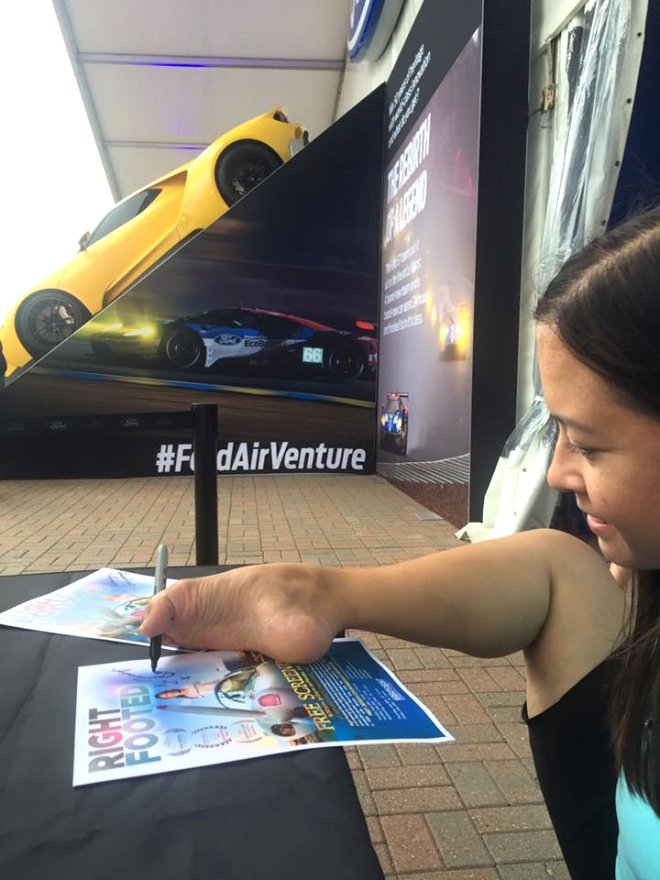 Doğuştan elleri olmayan kadın ayakları ile uçak kullanan ilk pilot oldu! galerisi resim 14