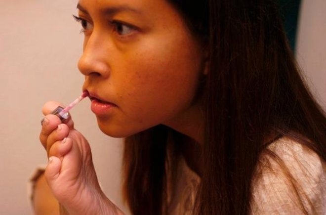 Doğuştan elleri olmayan kadın ayakları ile uçak kullanan ilk pilot oldu! galerisi resim 4