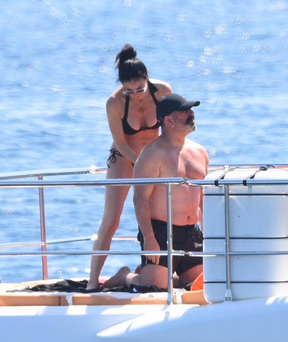 Cem Yılmaz, Defne Samyeli'nin koruması altında galerisi resim 2