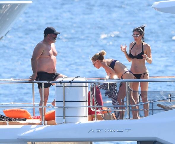 Cem Yılmaz, Defne Samyeli'nin koruması altında galerisi resim 3