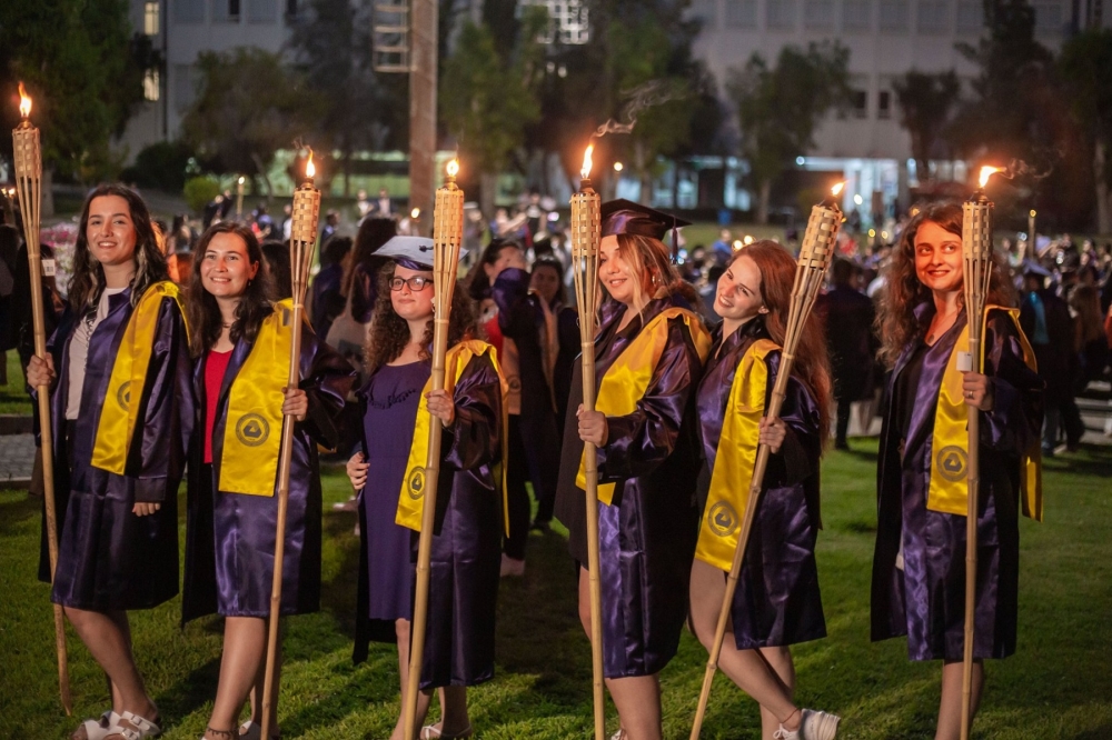 DAÜ 2018-2019 Akademik Yılı mezunları Fener Alayı ile kente veda etti galerisi resim 2