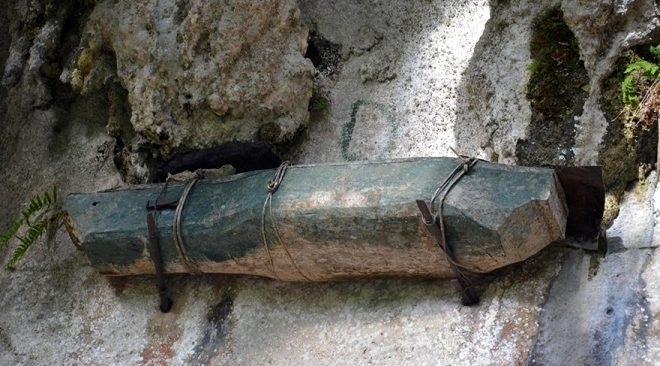 İlginç gelenek! Tabutları uçurumun kenarına asıyorlar galerisi resim 1