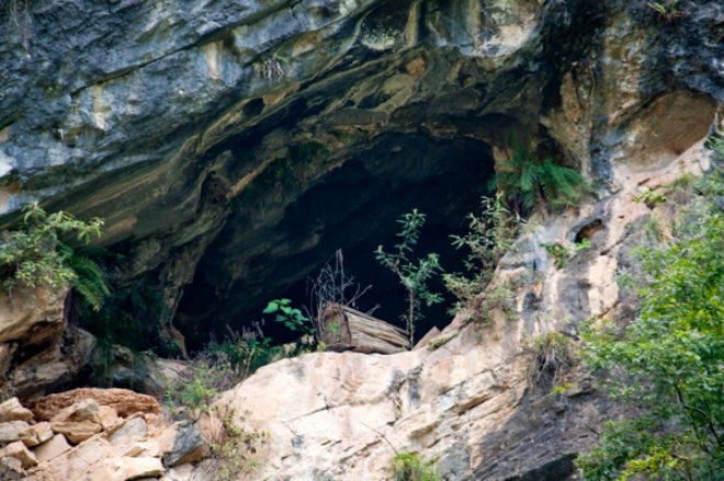 İlginç gelenek! Tabutları uçurumun kenarına asıyorlar galerisi resim 4