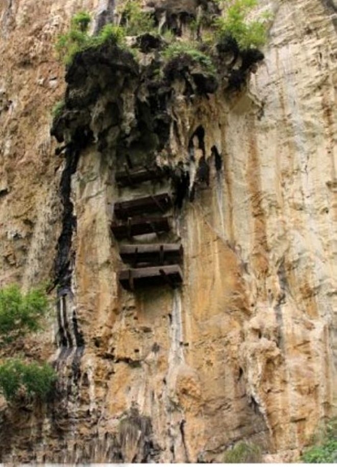 İlginç gelenek! Tabutları uçurumun kenarına asıyorlar galerisi resim 8