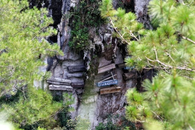 İlginç gelenek! Tabutları uçurumun kenarına asıyorlar galerisi resim 9