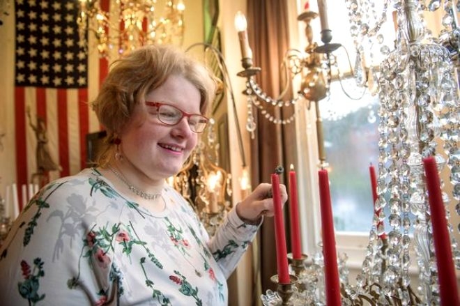 Hayatının ışığını buldu! Avizesiyle evlenecek galerisi resim 1