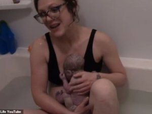 Kendi Kendine Doğum Yaptığı Anı, YouTube Kanalında Canlı Yayınladı!