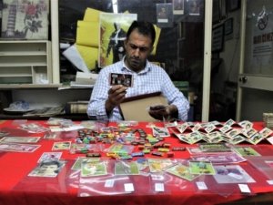 Sakız firmalarının 30 yıl önce dağıttığı çıkartmalardan servet kazanıyor