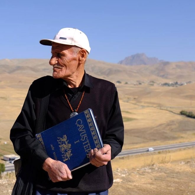 O bir Van'lı! Bu dili konuşup yazabilen dünyadaki tek insan galerisi resim 1