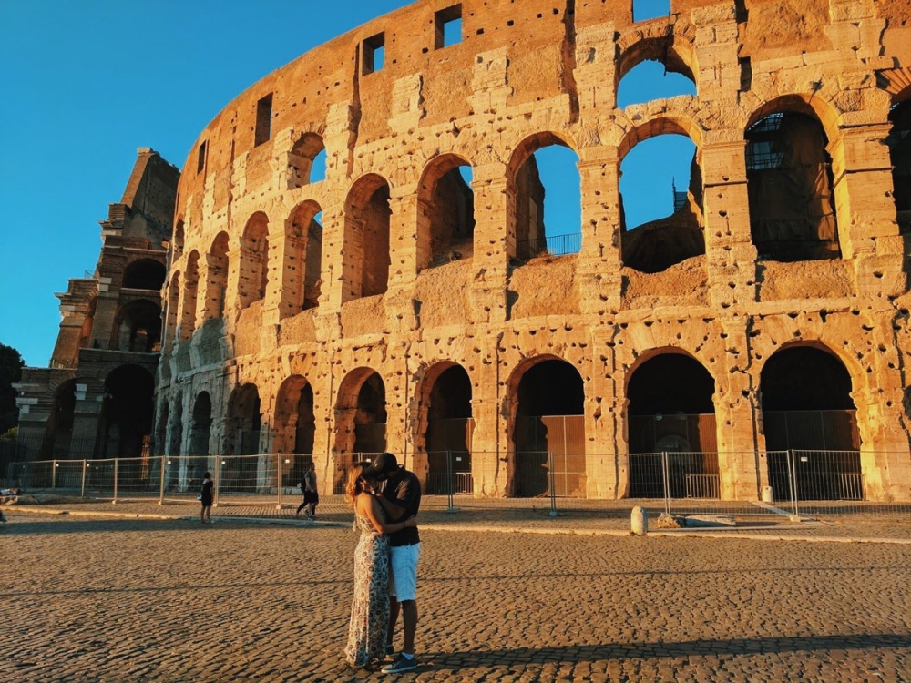 Sevgilisinden ayrılınca yabancılarla öpüşüp poz veren turist galerisi resim 9