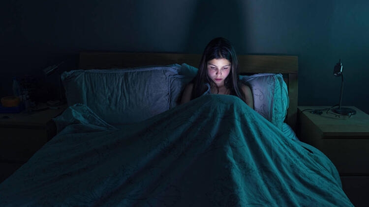 Mavi ışık neden geceleri daha tehlikeli? galerisi resim 1