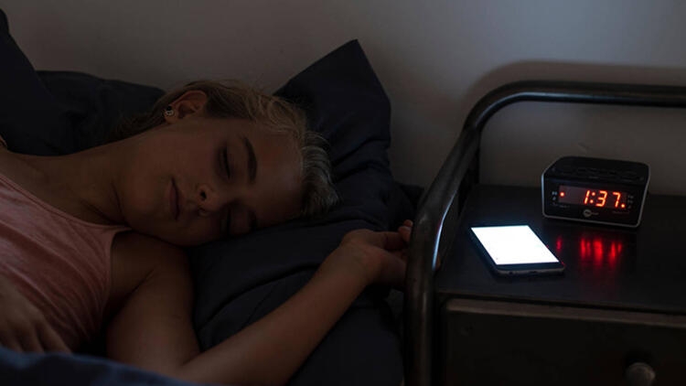 Mavi ışık neden geceleri daha tehlikeli? galerisi resim 4