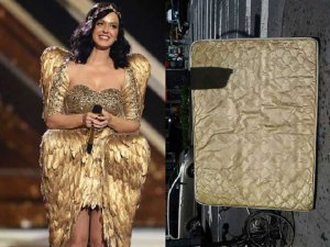 Sokağa Atılmış Yataklarla Ünlü İsimlerin Kıyafetleri Arasındaki  İlginç