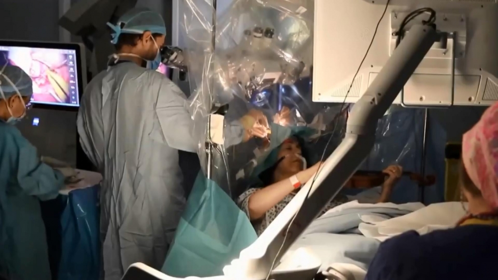 Beyin ameliyatı olurken keman çaldı galerisi resim 4