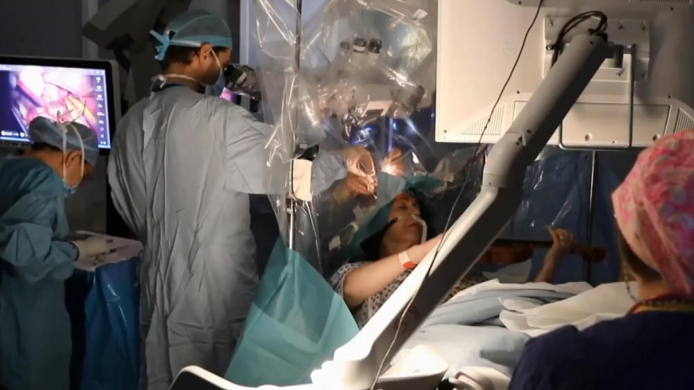 Beyin ameliyatı olurken keman çaldı galerisi resim 5