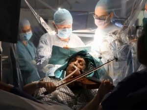 Beyin ameliyatı olurken keman çaldı