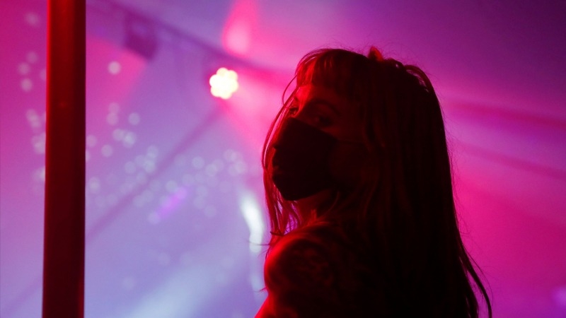 Striptiz kulüplerinde Corona çözümü: Açık havada dans ediyorlar galerisi resim 2