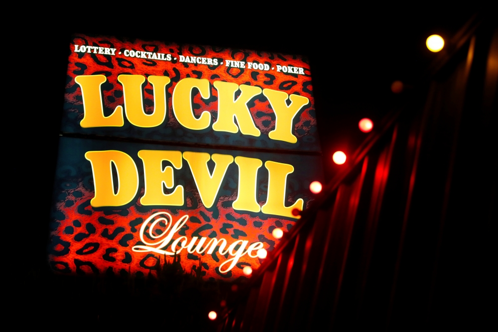 Striptiz kulüplerinde Corona çözümü: Açık havada dans ediyorlar galerisi resim 3