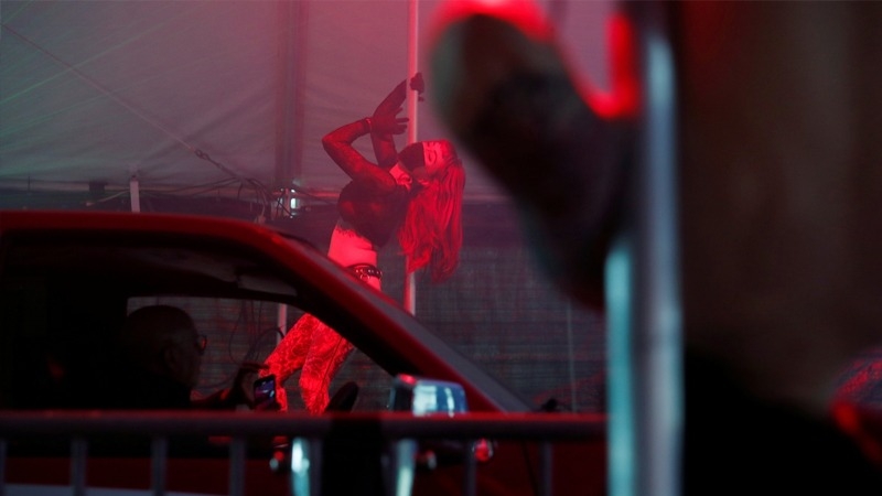 Striptiz kulüplerinde Corona çözümü: Açık havada dans ediyorlar galerisi resim 5