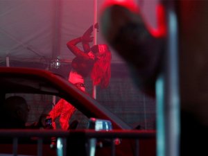Striptiz kulüplerinde Corona çözümü: Açık havada dans ediyorlar