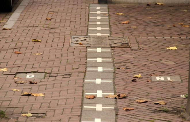 Ülke sınırı evlerinin içinden geçiyor galerisi resim 2