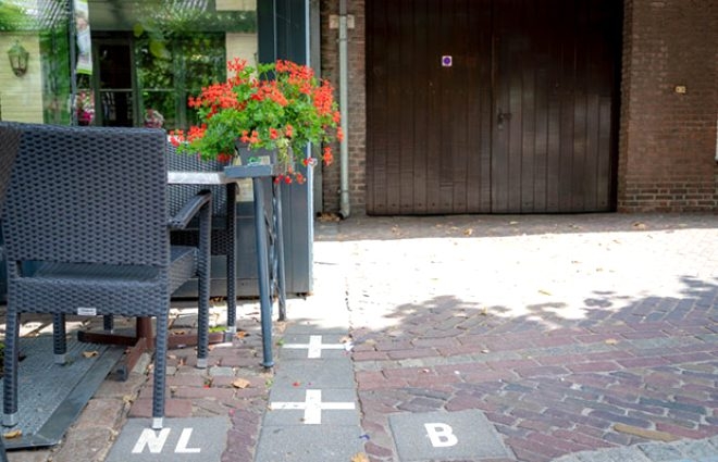 Ülke sınırı evlerinin içinden geçiyor galerisi resim 4