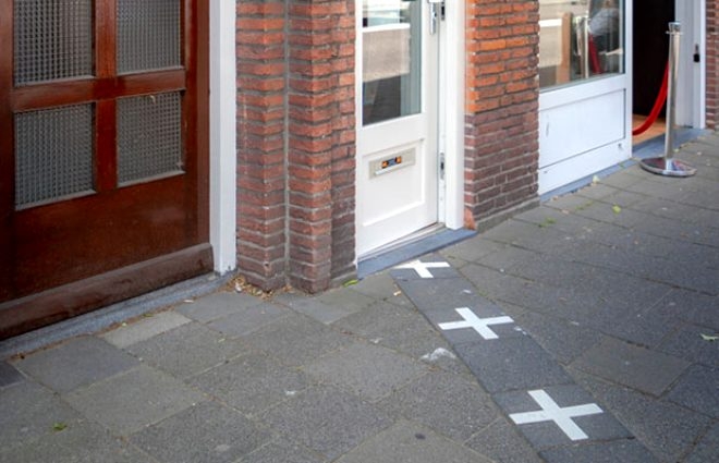 Ülke sınırı evlerinin içinden geçiyor galerisi resim 5