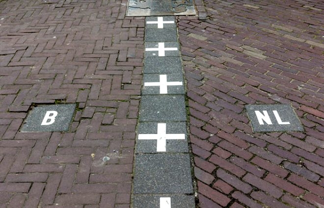 Ülke sınırı evlerinin içinden geçiyor galerisi resim 6