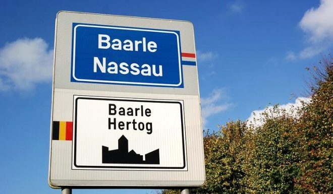 Ülke sınırı evlerinin içinden geçiyor galerisi resim 8