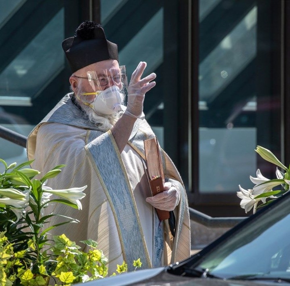 Rahip vatandaşları kutsal su tabancasıyla kutsuyor galerisi resim 3