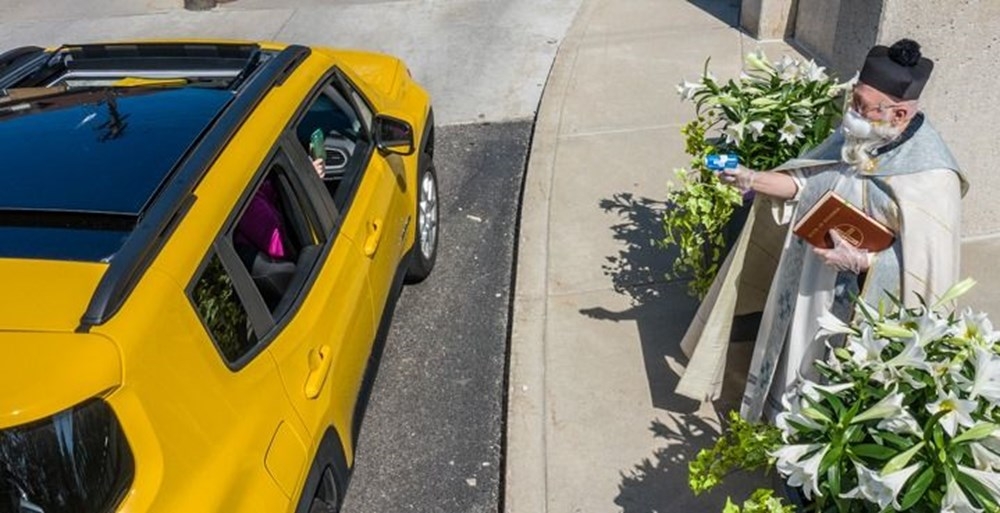 Rahip vatandaşları kutsal su tabancasıyla kutsuyor galerisi resim 6