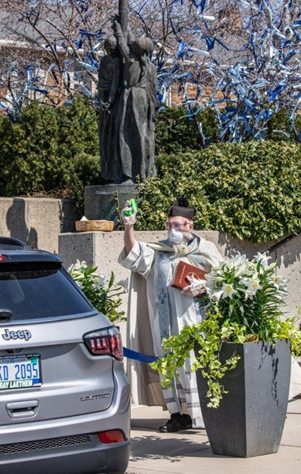 Rahip vatandaşları kutsal su tabancasıyla kutsuyor galerisi resim 7