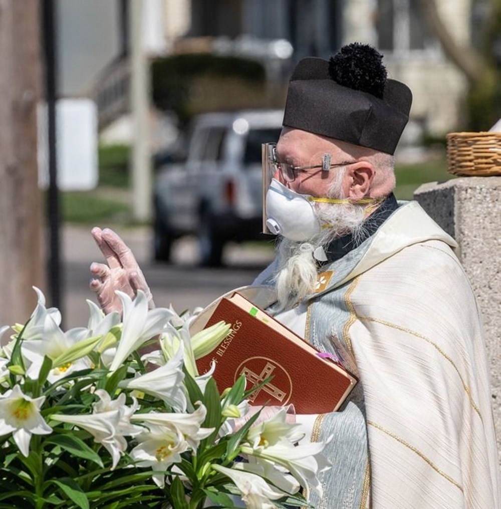Rahip vatandaşları kutsal su tabancasıyla kutsuyor galerisi resim 8