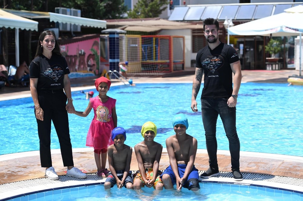 Çöp konteyneri üzerinden havuzdaki yaşıtlarını izleyen kağıt toplayıcı ç galerisi resim 10