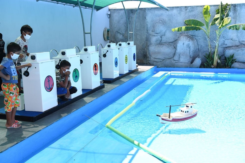 Çöp konteyneri üzerinden havuzdaki yaşıtlarını izleyen kağıt toplayıcı ç galerisi resim 4