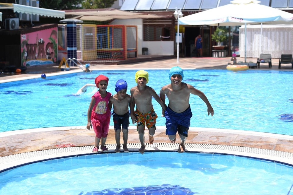 Çöp konteyneri üzerinden havuzdaki yaşıtlarını izleyen kağıt toplayıcı ç galerisi resim 7