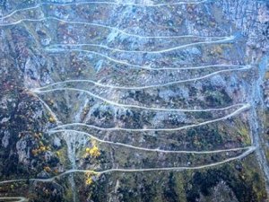 Türkiye'nin ve dünyanın en tehlikeli yolu heyelan nedeniyle ulaşıma