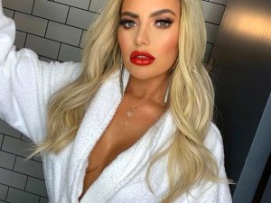 TV yıldızı Megan Barton Hanson ' merak ediyorum' diyerek çıpla