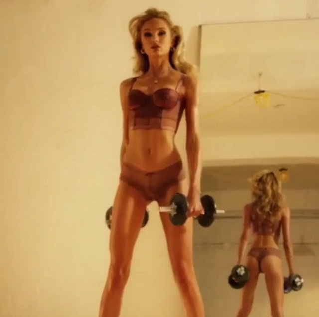 Hollandalı manken Romee Strijd sıkı çalışıyor galerisi resim 3