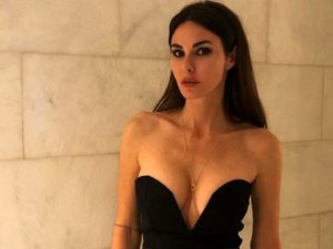 Defne Samyeli'nin pozu olay oldu