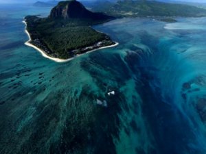 Sıra dışı doğa olayı! Okyanusun içindeki su altı şelalesi görenleri ürkü