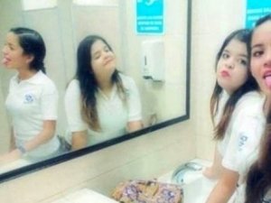 Kimse ne olduğunu açıklayamadı! 3 kız öğrenicinin çektiği selfie'de