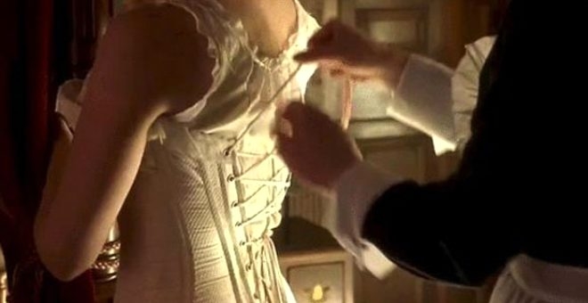 Güzellik için organlarının yerlerini değiştirdiler! İşte tarihte kadınla galerisi resim 1