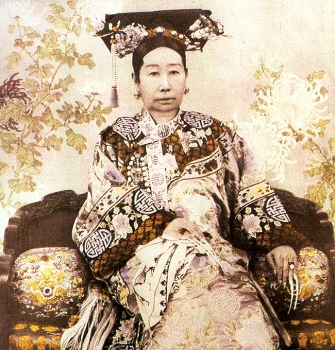 Güzellik için organlarının yerlerini değiştirdiler! İşte tarihte kadınla galerisi resim 3