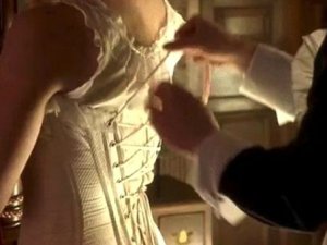 Güzellik için organlarının yerlerini değiştirdiler! İşte tarihte kadınla