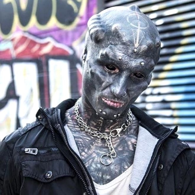 Adına yenilenme diyor! Dilini ikiye ayırdı, gözüne dövme yaptırdı, dudağ galerisi resim 1