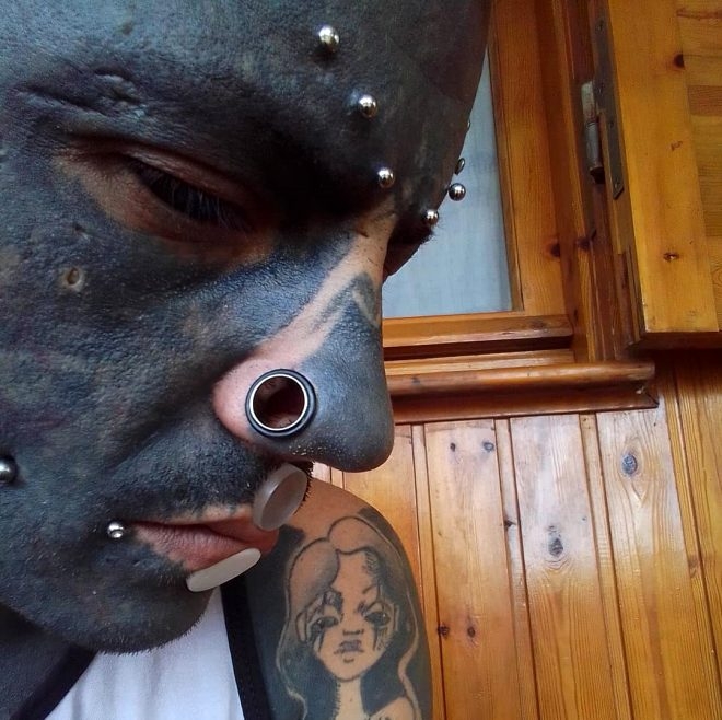 Adına yenilenme diyor! Dilini ikiye ayırdı, gözüne dövme yaptırdı, dudağ galerisi resim 3