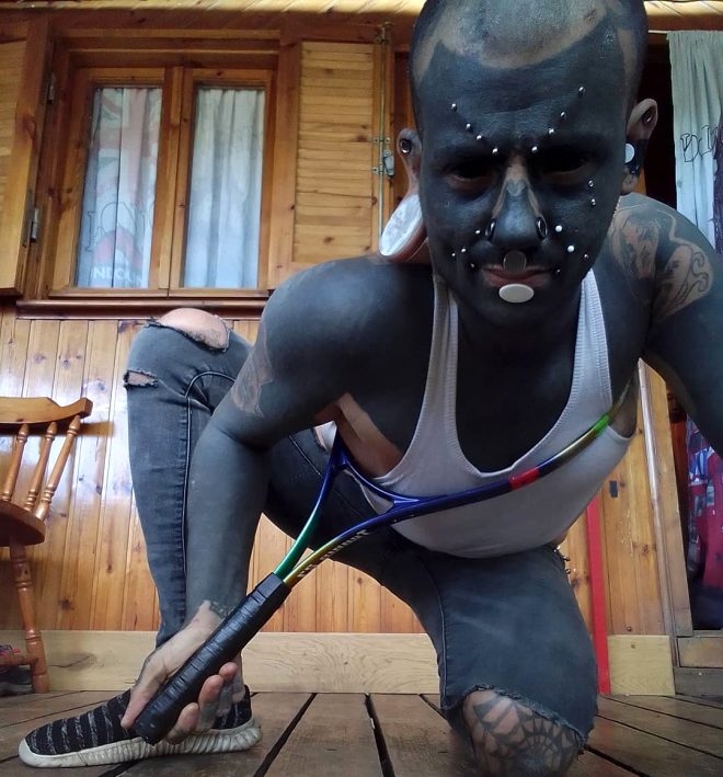 Adına yenilenme diyor! Dilini ikiye ayırdı, gözüne dövme yaptırdı, dudağ galerisi resim 4