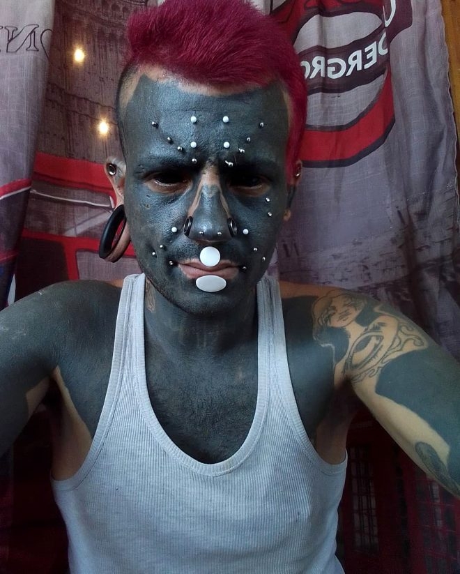 Adına yenilenme diyor! Dilini ikiye ayırdı, gözüne dövme yaptırdı, dudağ galerisi resim 6